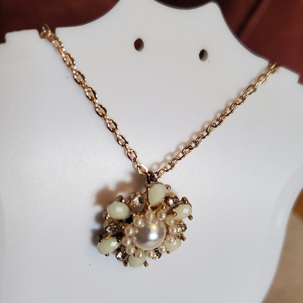 17" Gold Tone Green Flower Theme Pendant Necklace